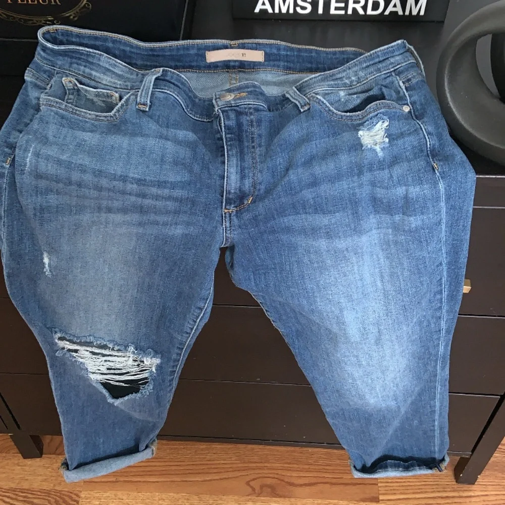 Women’s Size 32W Denim ripped Joe’s Jeans - Picture 2 of 11